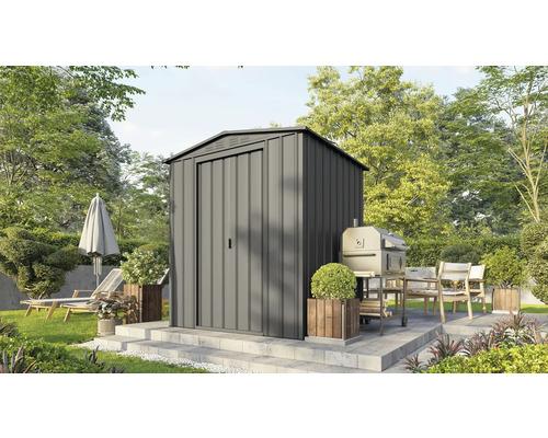 Gartenhaus GLOBEL Gartenmanager Dream 65H 178 177,5 x 148 cm anthrazit Gartenszene mit Gerätehaus, Grill und Gartenmöbeln auf Terrasse