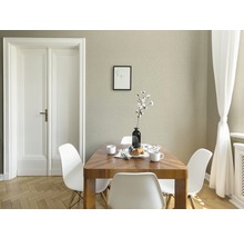 Esszimmer mit Holztisch, weißen Stühlen und Strukturtapete