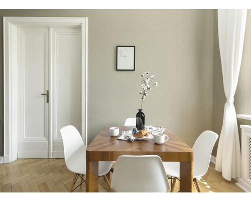 Esszimmer mit Holztisch, weißen Stühlen und Strukturtapete