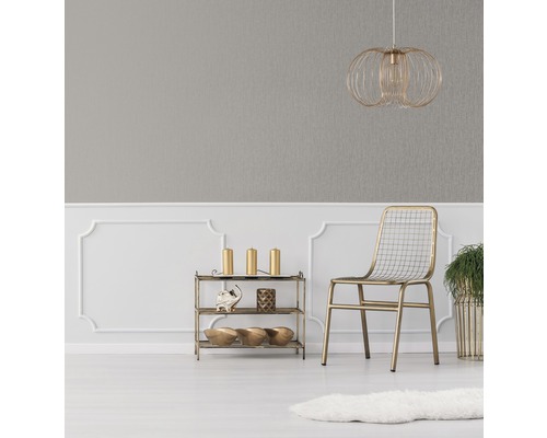 Dekorativer Raum mit grauer Tapete, goldener Lampe, Stuhl und Regal