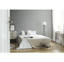 Schlafzimmer mit gemusterten Tapeten, Bett und Nachttisch