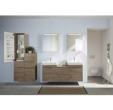 Badezimmer mit Waschtischen, Spiegelschränken und Hochschrank in Holzausführung