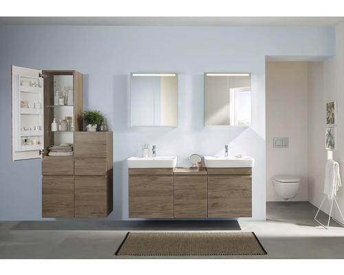 Badezimmer mit Waschtischen, Spiegelschränken und Hochschrank in Holzausführung