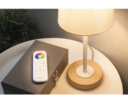 Dekorative Tischleuchte mit Fernbedienung auf Nachttisch