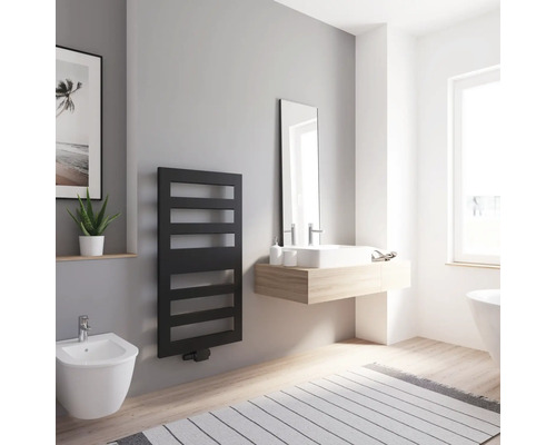 SCHULTE Designheizkörper Münster 1143 x 605 mm schwarz matt mit Mittelanschluss Modernes Badezimmer mit schwarzem Heizkörper, Waschtisch und Bidet