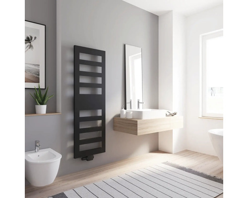 SCHULTE Designheizkörper Münster 1543 x 505 mm schwarz matt mit Mittelanschluss Badezimmer mit schwarzem Sprossenheizkörper, Waschtisch, Spiegel und Bidet