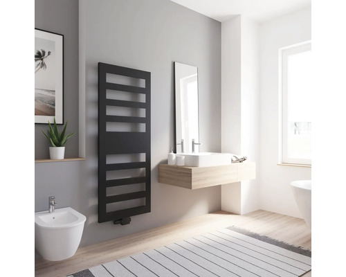 SCHULTE Designheizkörper Münster 1543 x 605 mm schwarz matt mit Mittelanschluss Modernes Badezimmer mit schwarzem Handtuchwärmer, Waschbecken, Spiegel und Bidet.