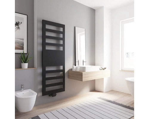 SCHULTE Designheizkörper Münster 1703 x 605 mm schwarz mattmit Mittelanschluss Badezimmer mit schwarzem Handtuchwärmer, Bidet, Waschbecken, Spiegel und Badewanne