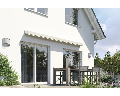 Hausfassade mit Markise über Terrassentür und Fenster