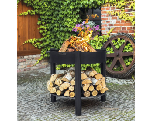 Feuerstelle mit Holzscheiten und Lagerplatz für Holz