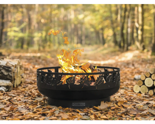 Feuerschale mit Blättermuster und brennendem Holz im Garten