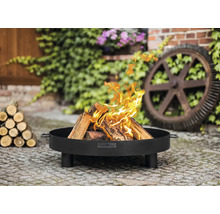 Feuerstelle mit brennendem Holz im Garten