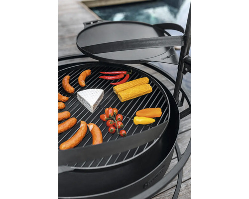 Grill mit Würstchen, Gemüse und Käse auf dem Grillrost