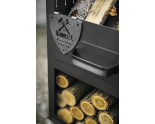 Detailansicht eines Kaminholzregals mit dem Schriftzug Handmade für Handarbeit