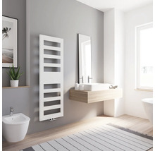 Badezimmer mit Handtuchwärmer, Waschbecken, Spiegel, Bidet und Teppich