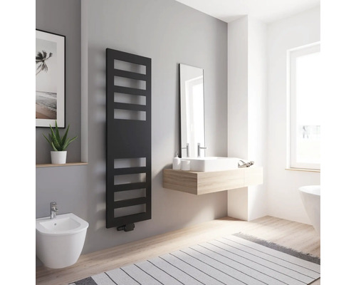 SCHULTE Designheizkörper Münster 1703 x 505 mm schwarz matt mit Mittelanschluss Badezimmer mit schwarzem Heizkörper, Waschbecken, Spiegel und Bidet in hellem Raum