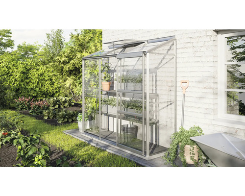 Gewächshaus mit Pflanzenregalen im Garten.