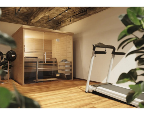 Helle Sauna aus Holz mit Glastür und Laufband in einem Fitnessraum