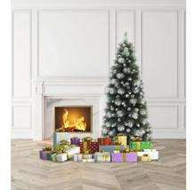 Weihnachtsbaum und Geschenke vor Kamin