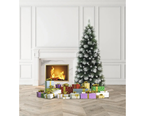 Weihnachtsbaum und Geschenke vor Kamin