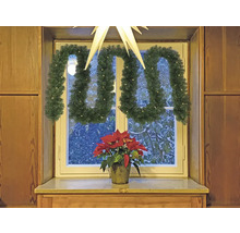 Fensterdekoration mit Tannengirlande, Stern und Weihnachtsstern