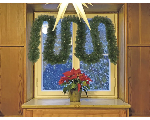 Fensterdekoration mit Tannengirlande, Stern und Weihnachtsstern