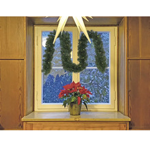 Dekoriertes Fenster mit Weihnachtsstern, Girlande und Weihnachtsstern-Blume