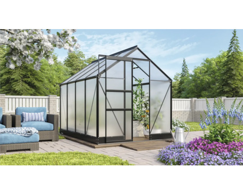 Gewächshaus im Garten mit Pflanzen und Sitzgelegenheit