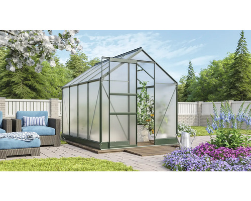 Gewächshaus im Garten mit Gartenmöbeln und Blumen