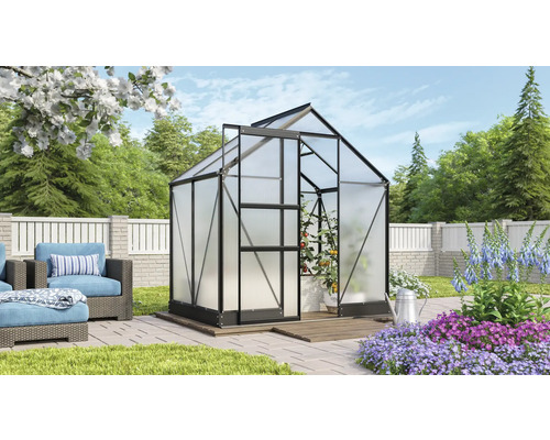 Gewächshaus mit Pflanzen im Gartenbereich