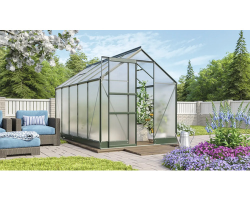 Gewächshaus mit Pflanzen im Garten