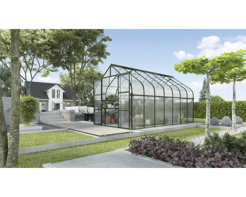 Gewächshaus im Garten mit Pflanzenregalen und Gartengeräten