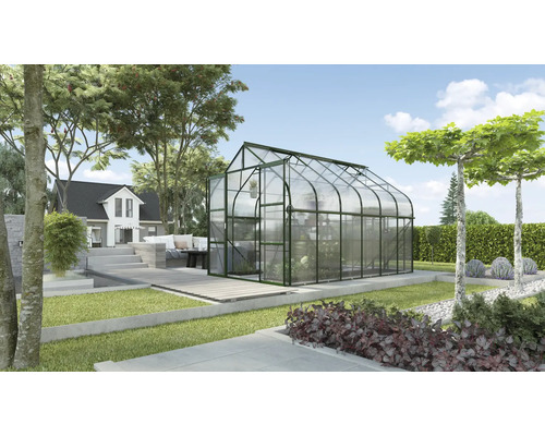 Gewächshaus im Garten mit Haus im Hintergrund