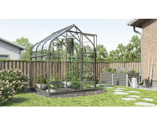 Gewächshaus mit Pflanzen im Garten