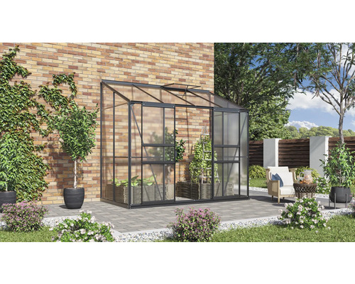 Gewächshaus mit Pflanzen im Garten