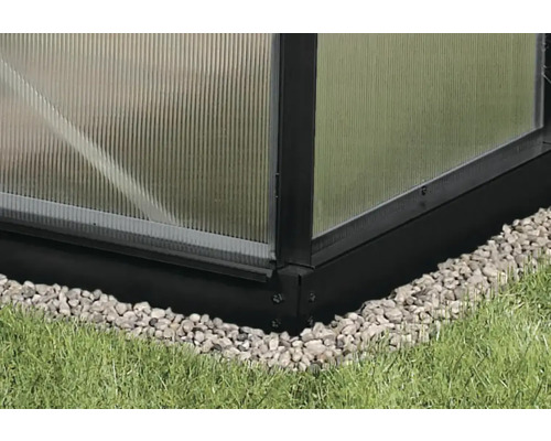 Detailansicht eines Gewächshauses mit Fundamentrahmen aus Aluminium und Polycarbonatplatten