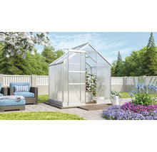 Gewächshaus mit geöffneter Tür im Garten