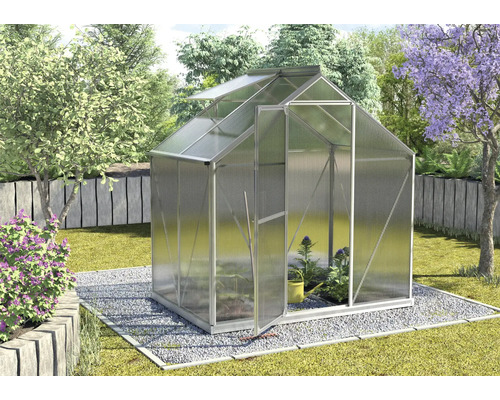 Gewächshaus im Garten mit geöffneter Tür und Dachfenster