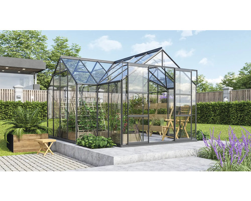 Gewächshaus mit Pflanzen im Garten