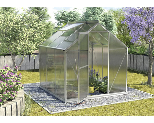 Gewächshaus mit geöffneter Tür im Garten