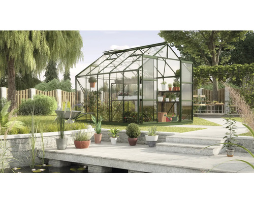 Gewächshaus im Garten mit Bepflanzung und Gartenteich