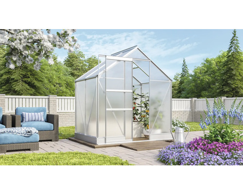 Gewächshaus mit geöffneter Tür im Garten