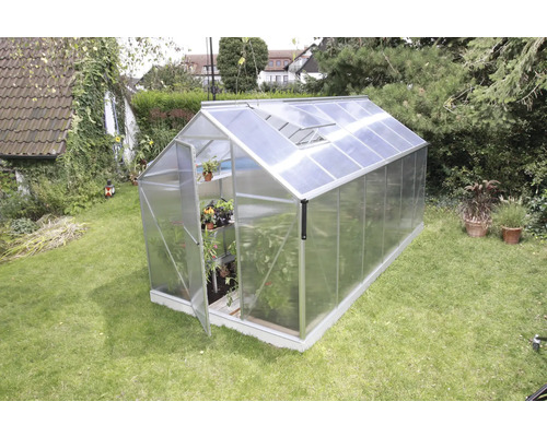 Gewächshaus aus Aluminium und Polycarbonat im Garten