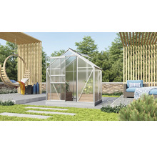 Gewächshaus im Garten mit Sitzbereich und Hängesessel