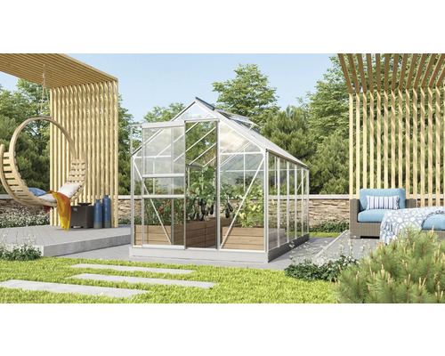Gewächshaus im Garten mit Hängekorb, Holzpergola und Gartenmöbeln