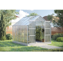 Gewächshaus im Garten mit geöffneten Türen