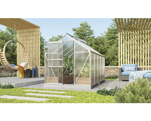 Gewächshaus im Garten mit Hängesessel und Sitzgruppe