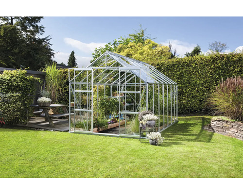 Gewächshaus im Garten mit Pflanzen