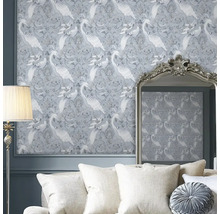 Dekorative Tapete mit Schwanenmuster in einem Wohnraum mit Spiegel und Kissen