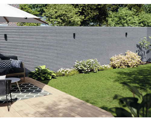 Garten mit modernem Zaun, Rasenfläche und Sitzbereich auf Holzterrasse